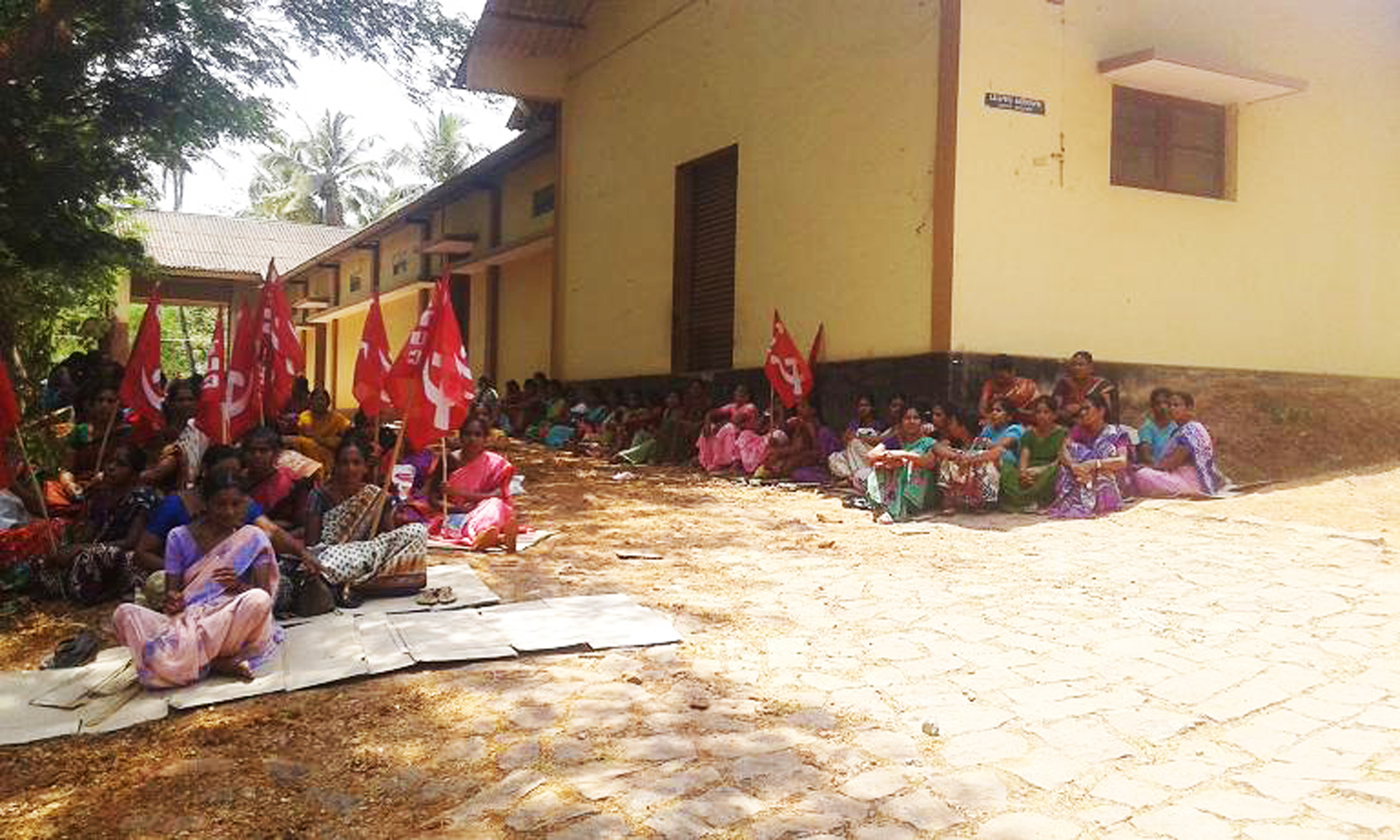 ಬೀಡಿ ಕಾರ್ಮಿಕರಿಂದ ಮುಂದುವರಿದ ಧರಣಿ